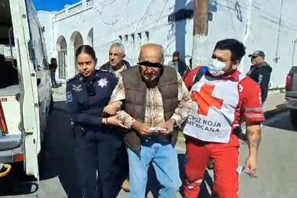 Abuelito atropella a perro, hombre se enoja y le rompe la nariz |VIDEO