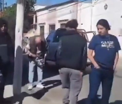 Abuelito atropella a perro, hombre se enoja y le rompe la nariz |VIDEO