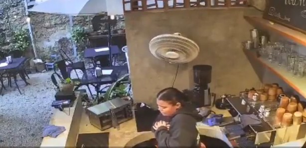 Español agrede a una mexicana en cafetería; amenazó con quemar el local| VIDEO