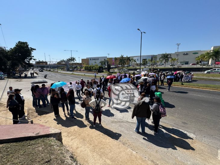 Maestros ejercen presión; bloquean carretera Xalapa-Veracruz