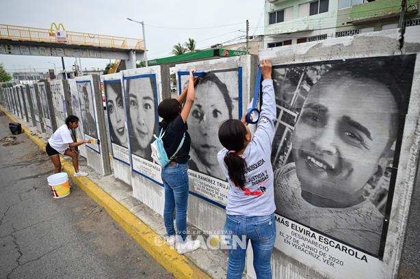 Colectivos dan mantenimiento a fotografías  en muro de desaparecidos en Veracruz