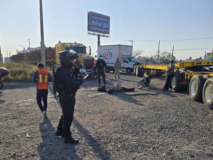 Trabajador portuario choca su moto contra tráiler en carretera Veracruz-Cardel