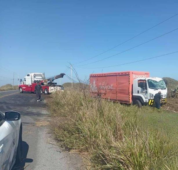 Camión de agua choca contra poste en carretera Paso del Toro-Alvarado