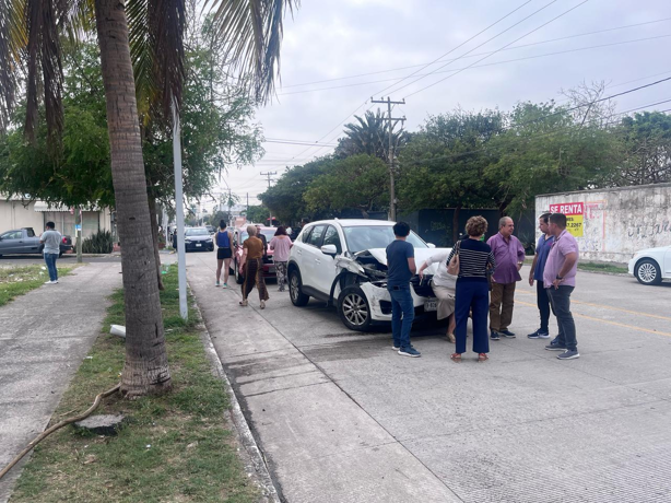 Captan aparatoso accidente en Paseo Jacarandas; camioneta intenta escapar e impacta más vehículos | VIDEO