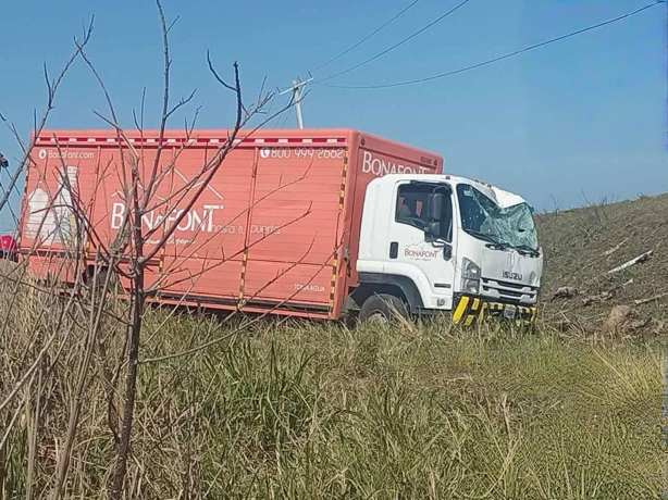 Camión de agua choca contra poste en carretera Paso del Toro-Alvarado