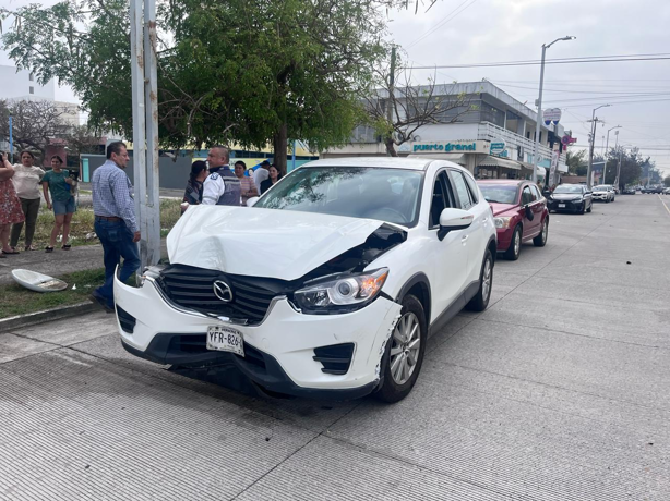 Captan aparatoso accidente en Paseo Jacarandas; camioneta intenta escapar e impacta más vehículos | VIDEO