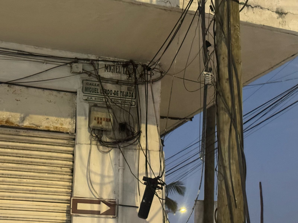 Vecinos exigen retirar cables sueltos en esquina peligrosa de Veracruz