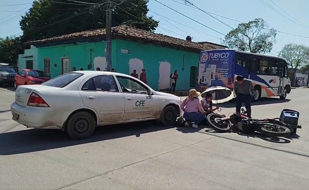 Motociclista herida tras choque con vehículo de CFE en Martínez de la Torre