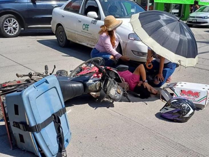 Motociclista herida tras choque con vehículo de CFE en Martínez de la Torre