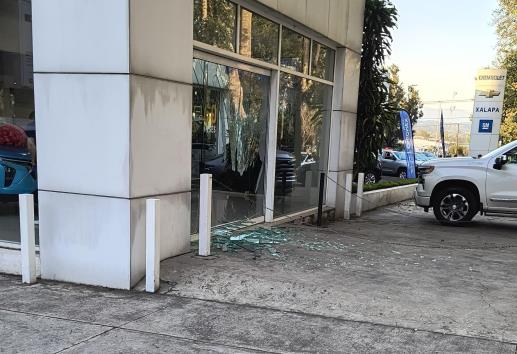 Sorpresa en Gomsa Automotriz de Xalapa: cliente pierde control y choca camioneta en exhibición