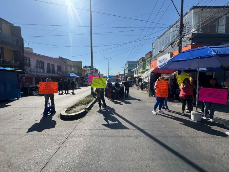 Bloquean Atenas Veracruzana, en Xalapa; exigen director en telesecundaria (+VIDEO)