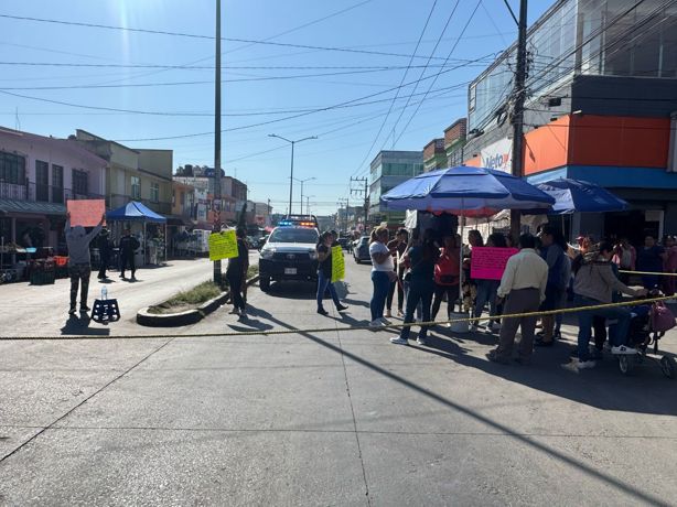 Bloquean Atenas Veracruzana, en Xalapa; exigen director en telesecundaria (+VIDEO)