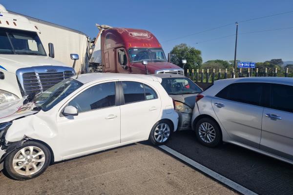Caos total en autopista Córdoba- Veracruz; carambola de nueve vehículos