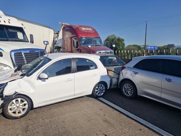 Caos total en autopista Córdoba- Veracruz; carambola de nueve vehículos