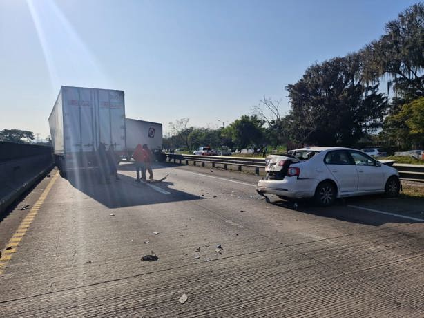 Caos total en autopista Córdoba- Veracruz; carambola de nueve vehículos