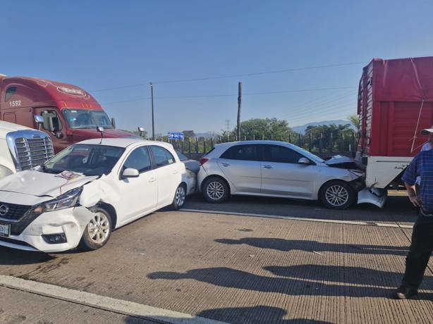 Caos total en autopista Córdoba- Veracruz; carambola de nueve vehículos