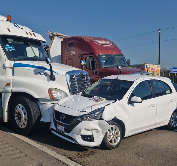 Caos total en autopista Córdoba- Veracruz; carambola de nueve vehículos