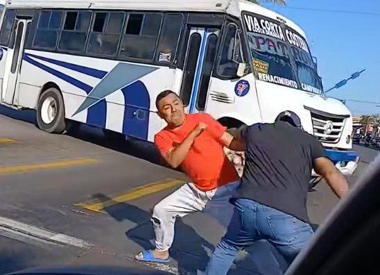 Pelea en avenida de Veracruz se hace viral: "Ya súbase al carro señor", gritan automovilistas | VIDEO