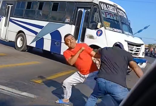 Pelea en avenida de Veracruz se hace viral: "Ya súbase al carro señor", gritan automovilistas | VIDEO
