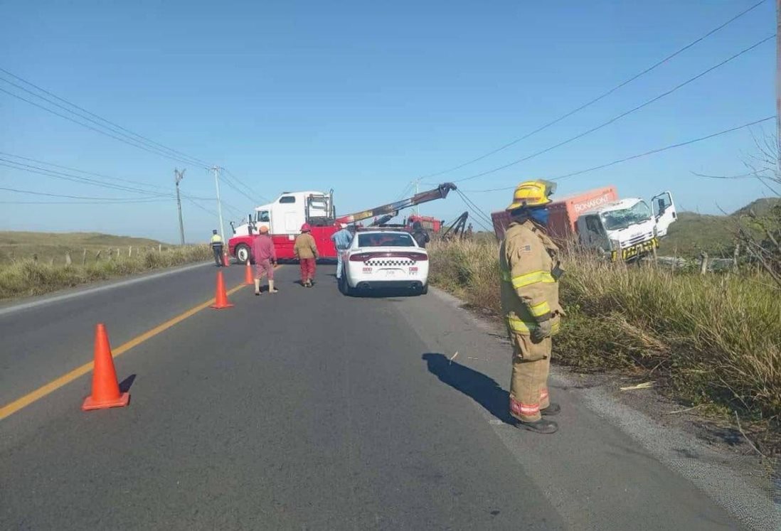 Camión de agua choca contra poste en carretera Paso del Toro-Alvarado