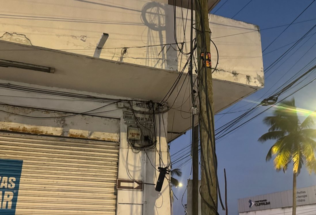 Vecinos exigen retirar cables sueltos en esquina peligrosa de Veracruz