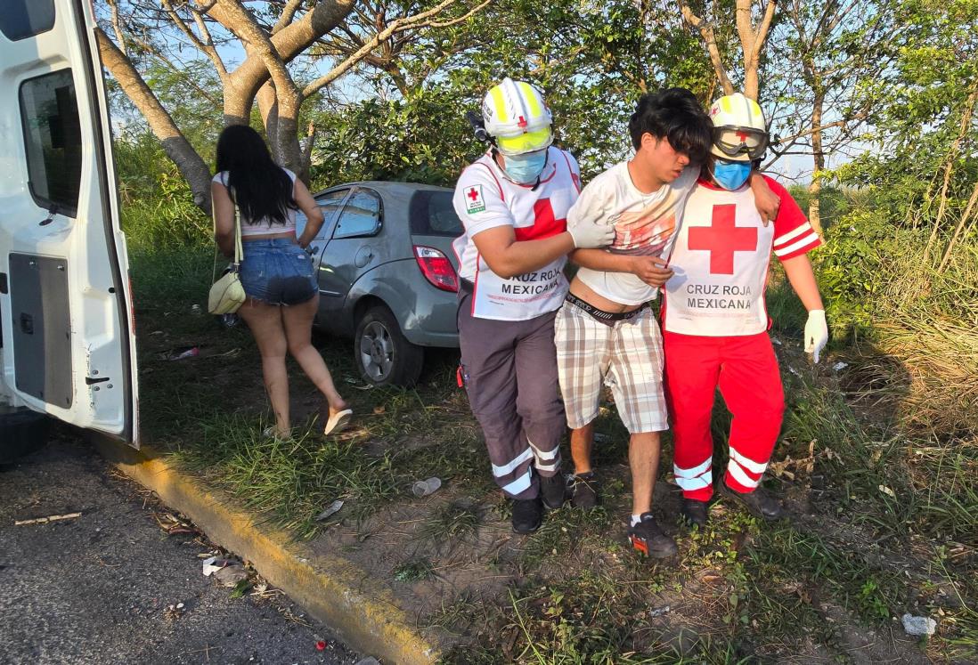 Jóvenes estrellan su auto en el distribuidor Cabeza Olmeca; hay 3 heridos