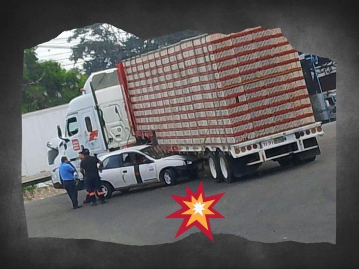 En Amatlán, auto choca con tráiler cargado con rejas de pollo