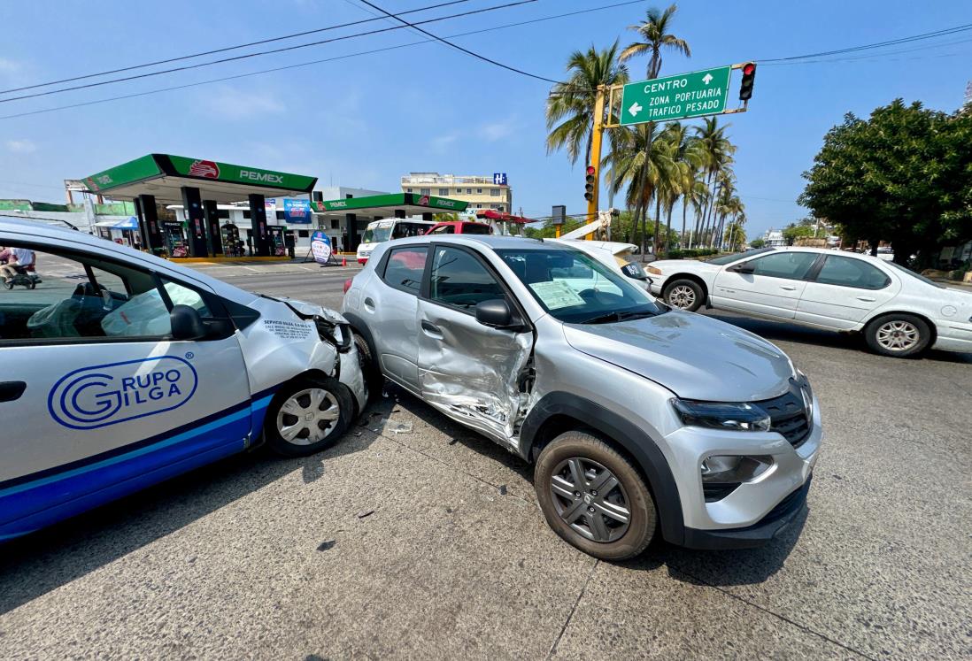 Dos automóviles chocan en avenida Miguel Alemán, en Veracruz