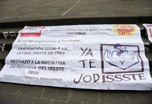 Docentes de Veracruz no ceden,  la calle se vuelve su trinchera contra reforma del ISSSTE (+VIDEO)