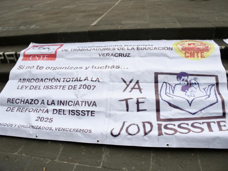 Docentes de Veracruz no ceden,  la calle se vuelve su trinchera contra reforma del ISSSTE (+VIDEO)