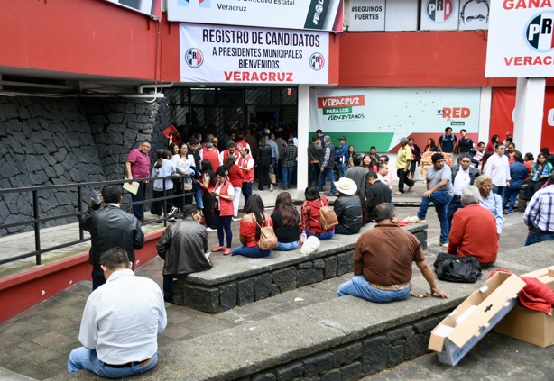 Como en los viejos tiempos, PRI-Veracruz registra candidatos en medio de verbena popular