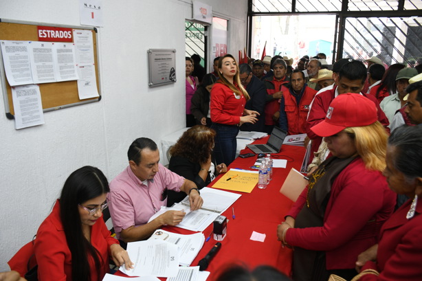 Como en los viejos tiempos, PRI-Veracruz registra candidatos en medio de verbena popular