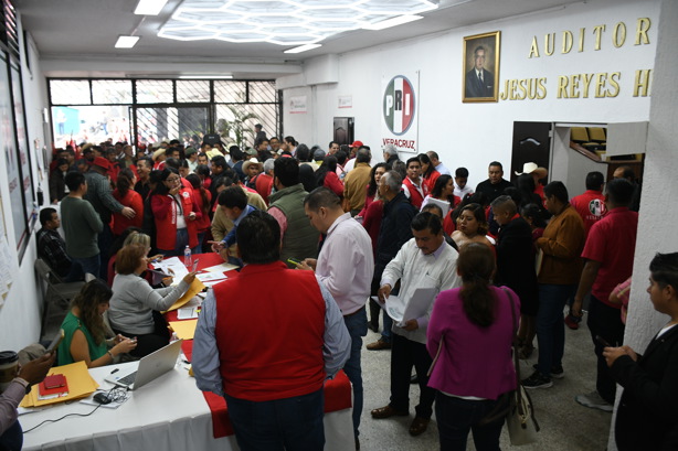 Como en los viejos tiempos, PRI-Veracruz registra candidatos en medio de verbena popular