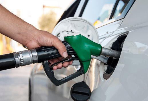 Gobierno de México y empresarios firman acuerdo para mantener en 24 pesos la gasolina por 6 meses