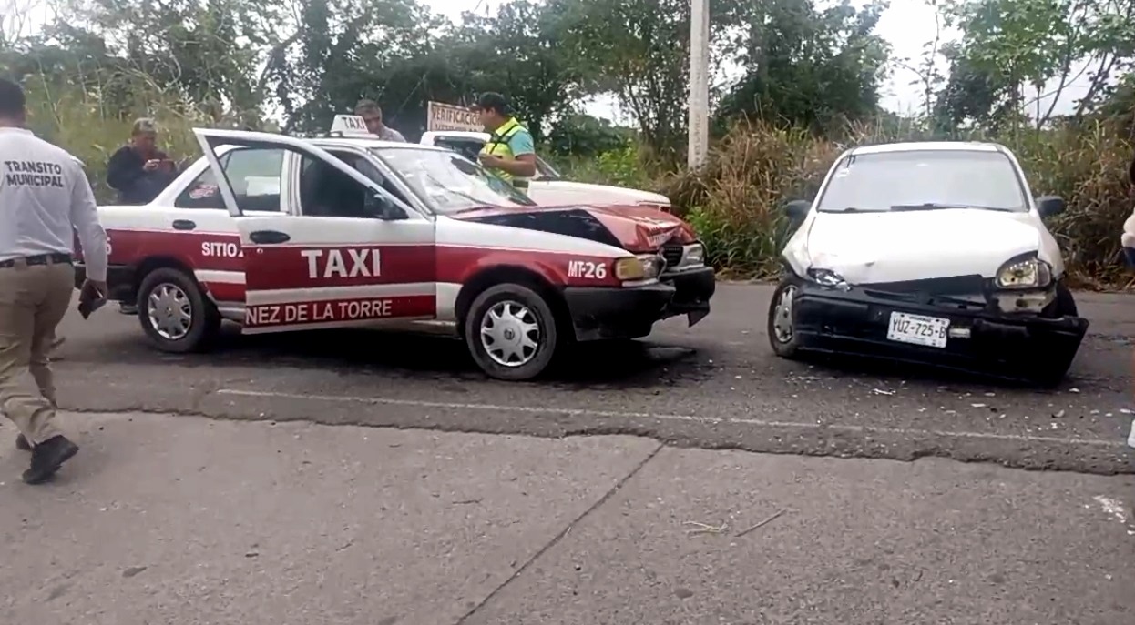 Colisión entre vehículos en carretera de Martínez de la Torre