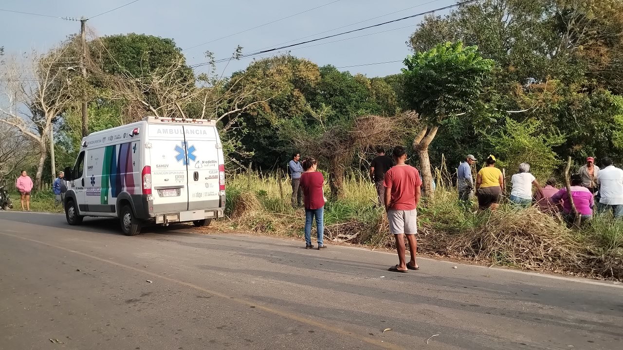 Adolescente derrapa en carretera de Medellín; sus amigos lo abandonan