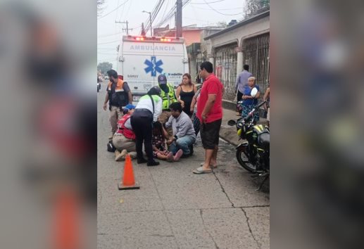 Motociclista atropella a mujer de la tercera edad y niña en El Tejar; ambas resultan heridas