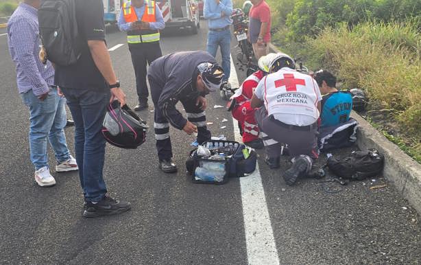 Atienden a dos lesionados tras choque entre una motocicleta y un automóvil en autopista Veracruz -Cardel