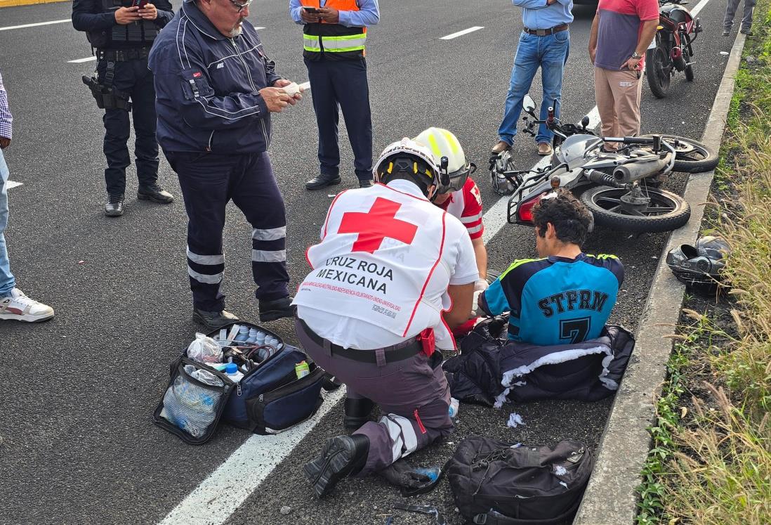 Atienden a dos lesionados tras choque entre una motocicleta y un automóvil en autopista Veracruz -Cardel