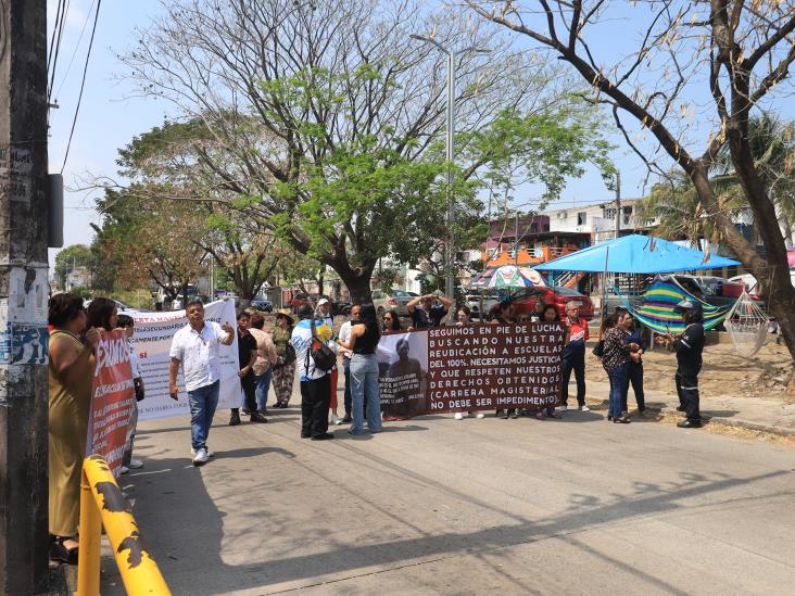 Maestros en contra de la ley del ISSSTE bloquean calles de colonia López Mateos en Veracruz