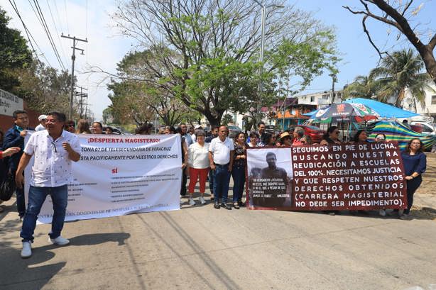 Maestros en contra de la ley del ISSSTE bloquean calles de colonia López Mateos en Veracruz