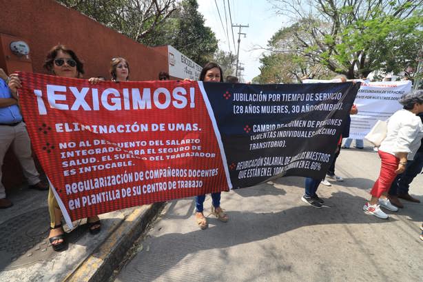 Maestros en contra de la ley del ISSSTE bloquean calles de colonia López Mateos en Veracruz