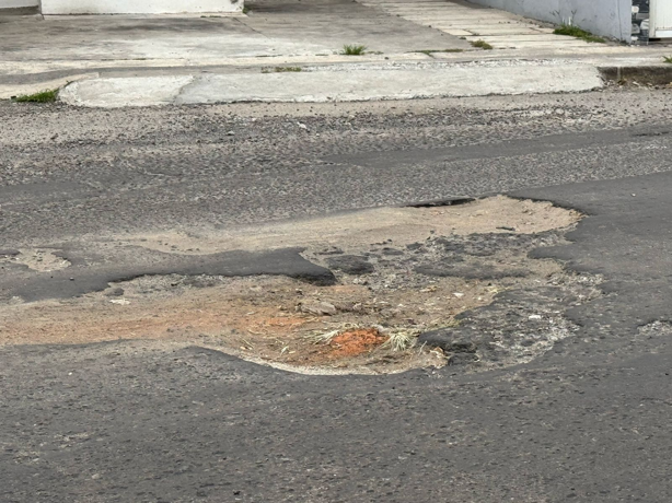 Vecinos del fraccionamiento Las Brisas piden reparación de baches