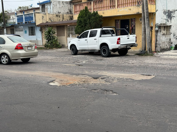 Vecinos del fraccionamiento Las Brisas piden reparación de baches