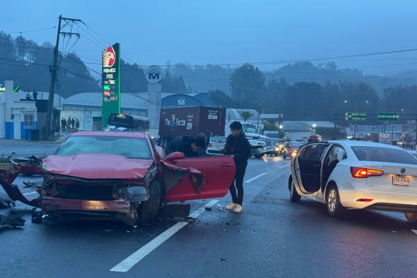Caos vial y daños: un Camaro desata accidente múltiple en Banderilla