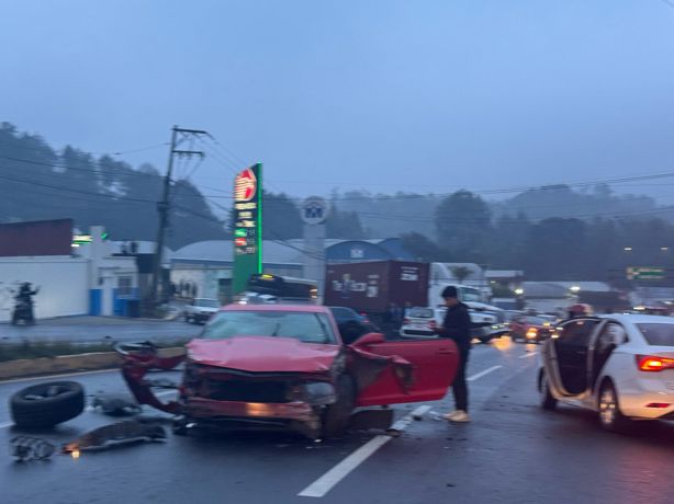 Caos vial y daños: un Camaro desata accidente múltiple en Banderilla