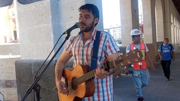 ´El Hijo de Mónica´, música e inspiración entre pasos a prisa en el corazón de Xalapa (+VIDEO)