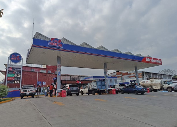 Gasolinera en Misantla ajusta el precio de la gasolina regular