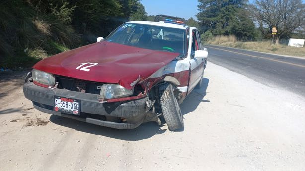 En la Xalapa-Perote, taxi y camioneta terminan en choque y volcadura