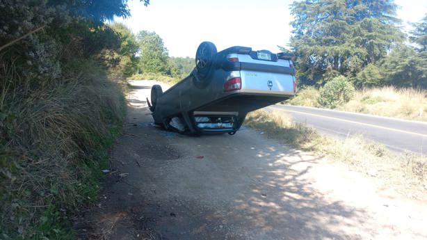 En la Xalapa-Perote, taxi y camioneta terminan en choque y volcadura